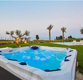 3 bedroom villa with infinity pool and jacuzzi, Scopello, sleeps 5-6